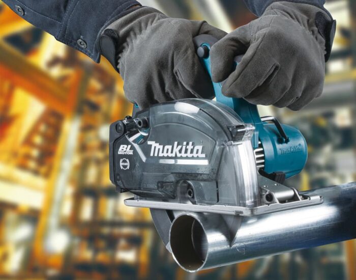 Makita DCS533Z utilisée pour couper un tube de métal